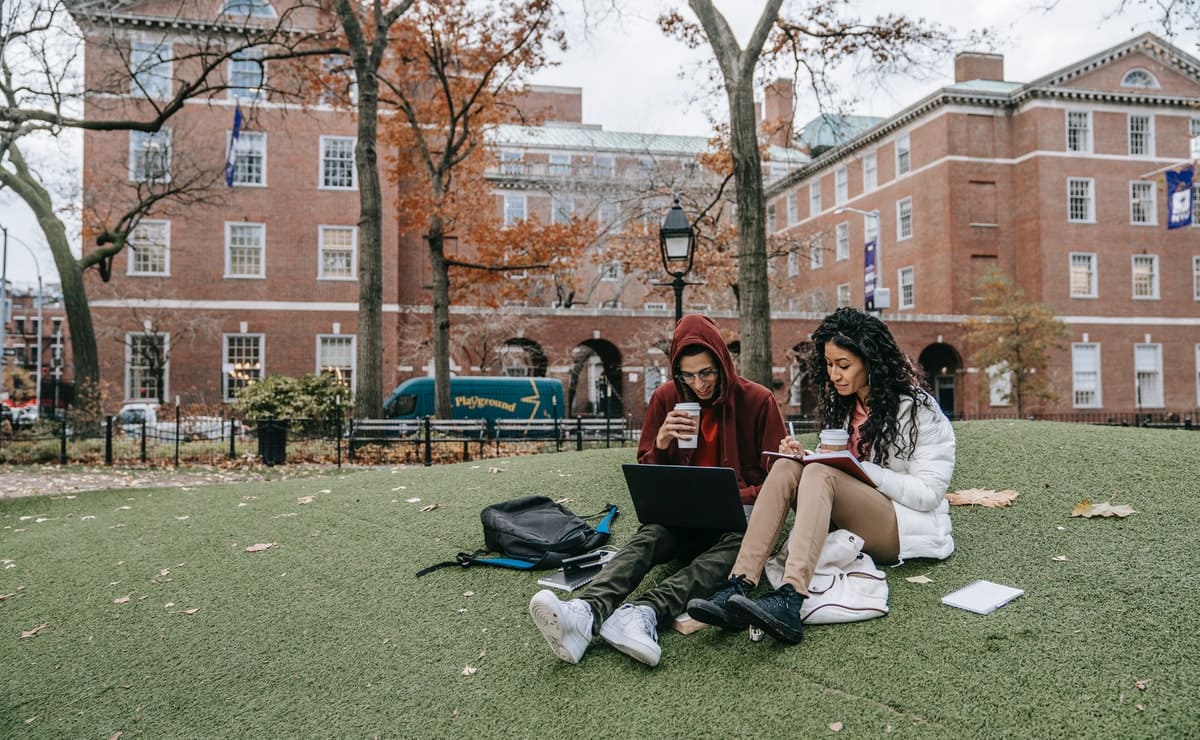 universitarios en su regreso a clases