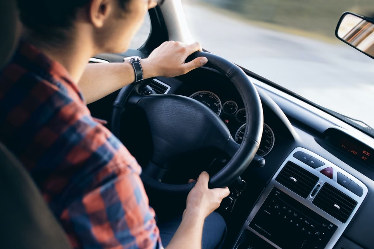 hombre en cursos de conduccion