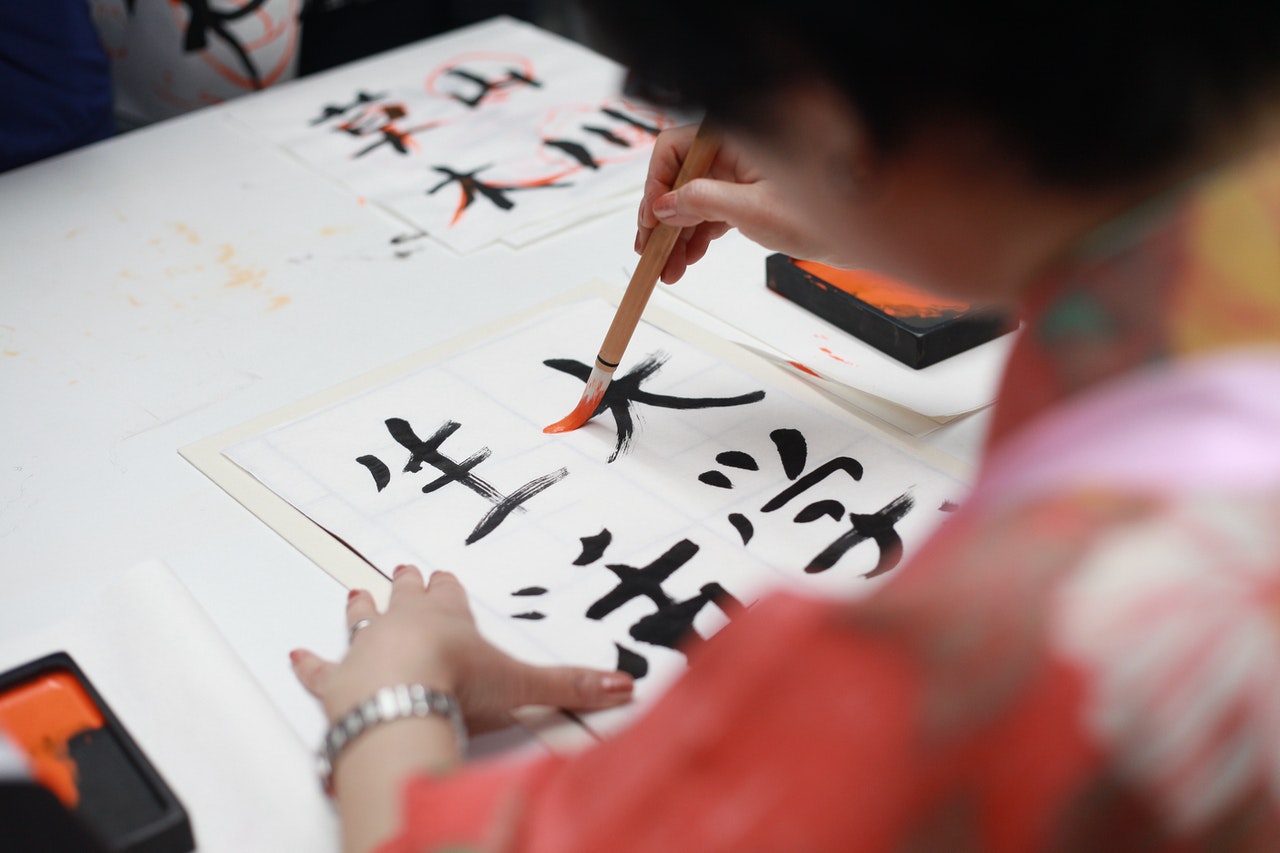 mujer escribiendo en universidades de japones