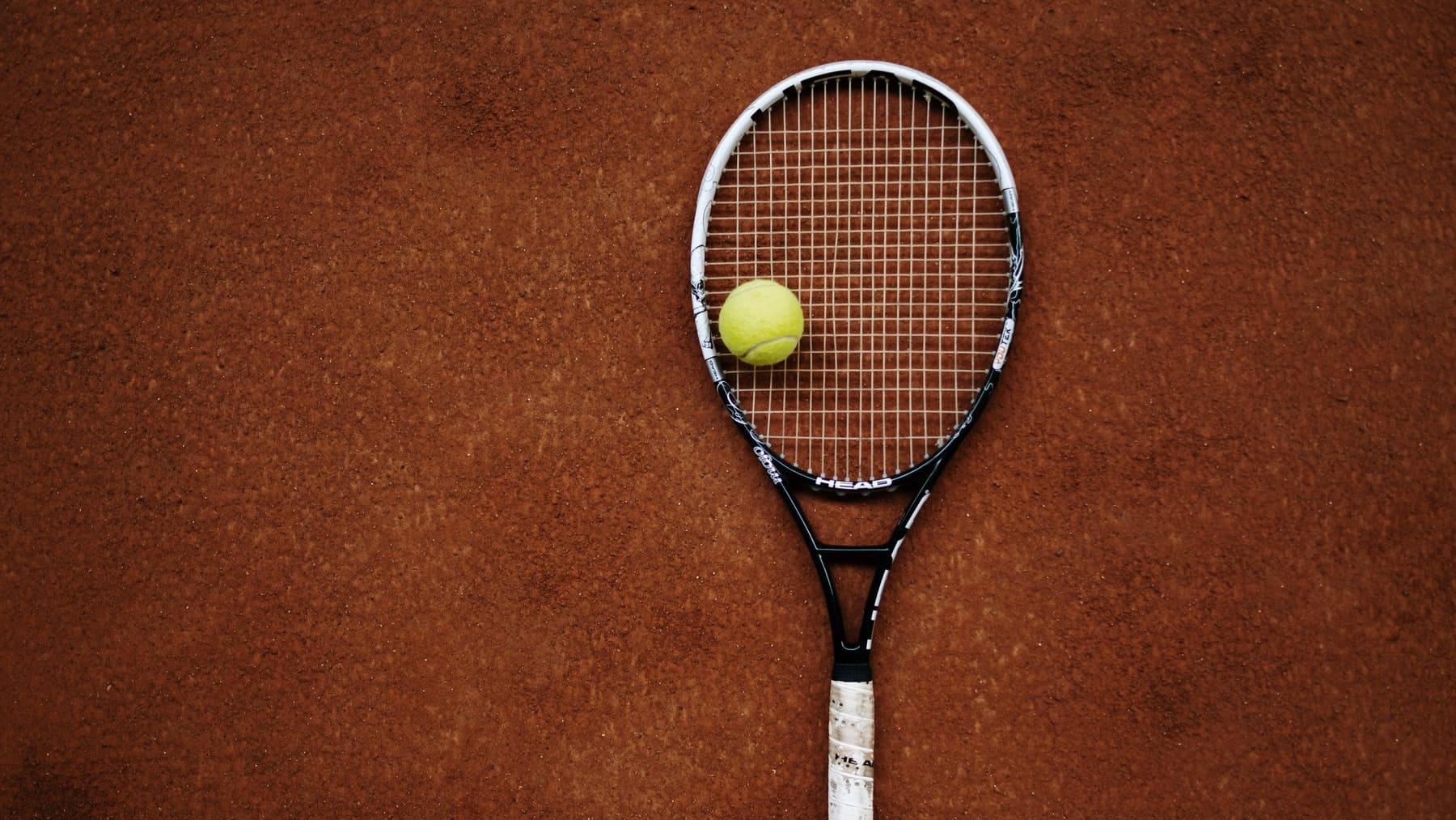 raqueta y pelota de tenis